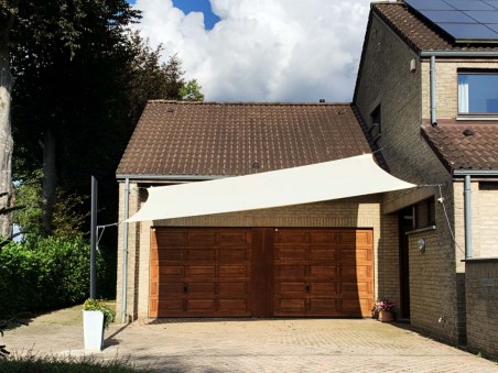 Saill wasserdicht Sonnensegel Detail der verstellbaren Gurtbänder und Edelstahl-Eckplatte