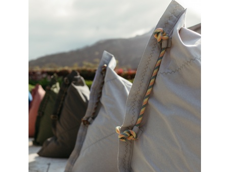 Randa XL: der wetterfeste Outdoor Sitzsack mit radialem Design