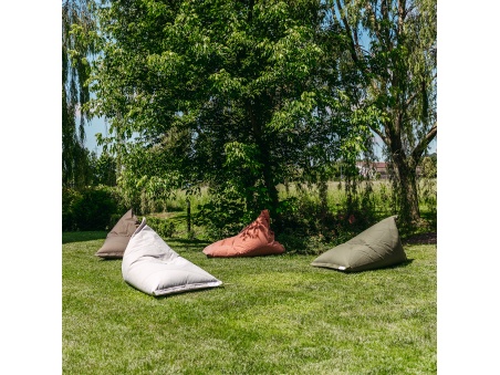 Randa XL: der wetterfeste Outdoor Sitzsack mit radialem Design