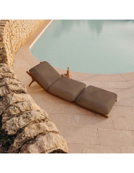 Tuga: Liegestuhl aus Teak mit einzigartigem nautischenDesign