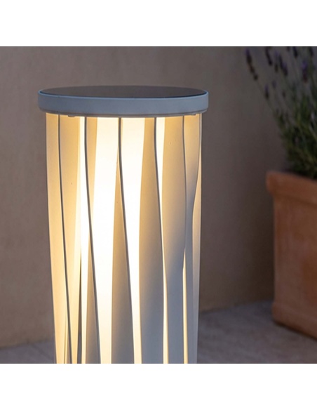 Helira: Solar Gartenlampe Design