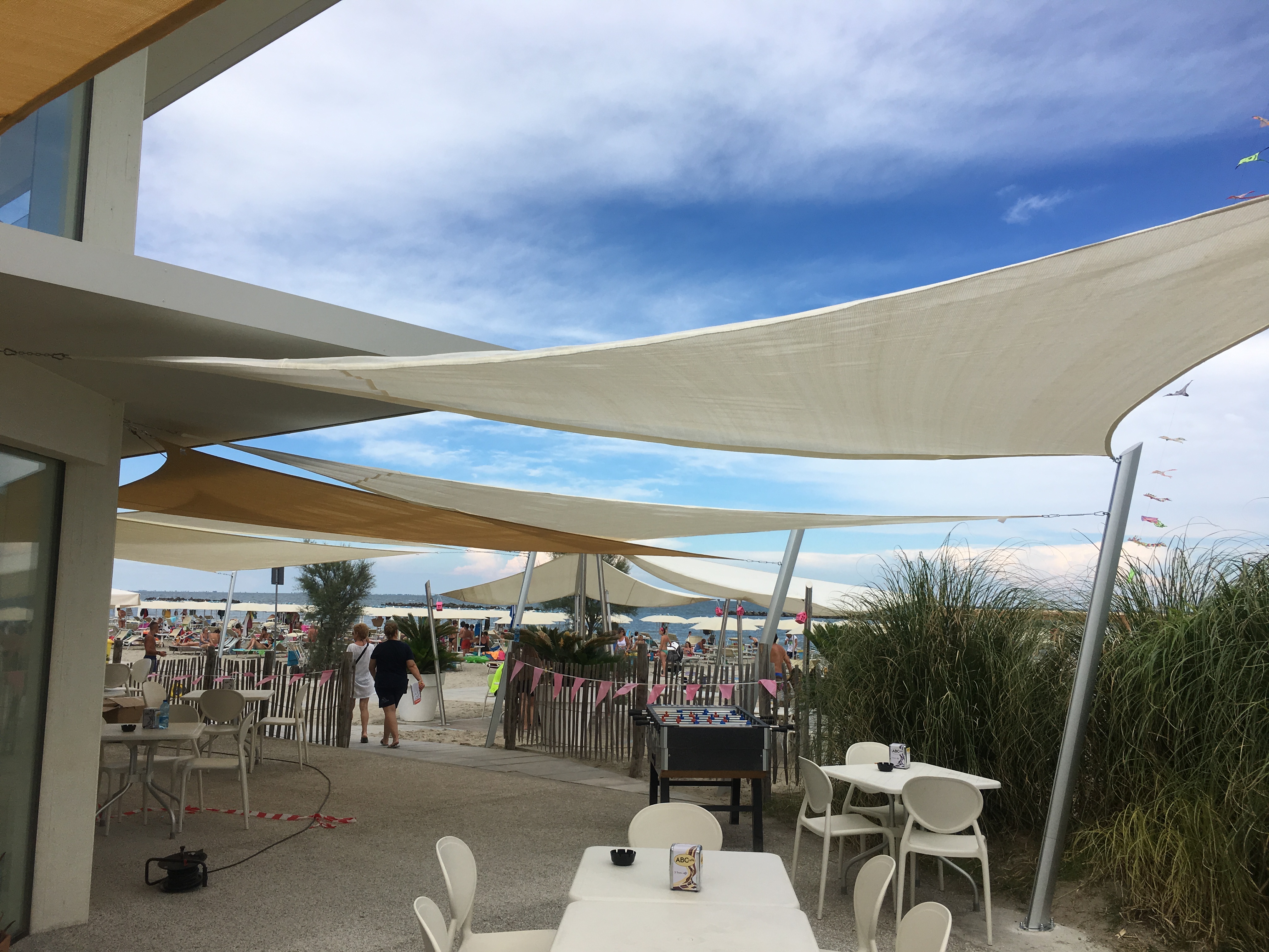 Sonnensegel Strandcafé mit Masten