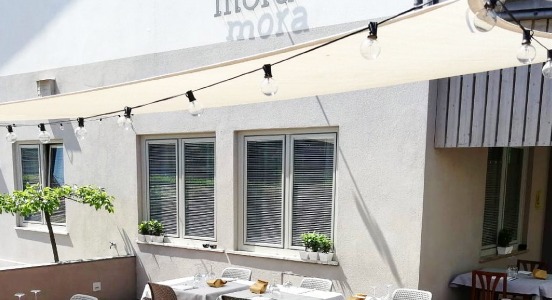 Restaurant Mora in Vicenza: 4x6m Sonnensegel und Alu-Simple Masten