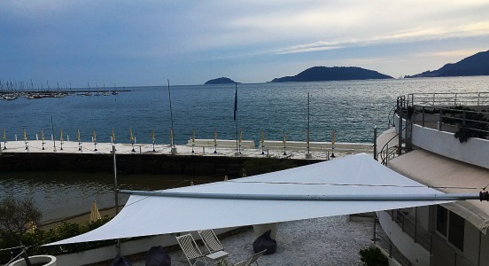 Terrasse am Meer und CoR 2.0, unser aufrollbares motorisiertes Sonnensegel